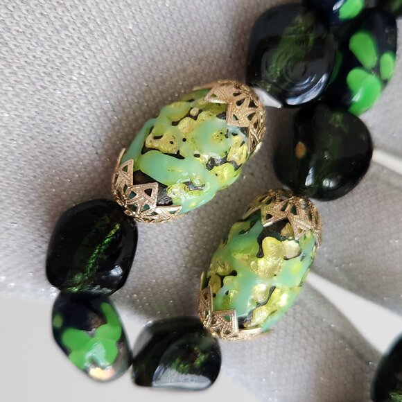 1950-60 -S VINTAGE MURANO?ART GLASS GREEN AND GOLD FOIL DECORATED NECKLACE . - Picture 3 of 6